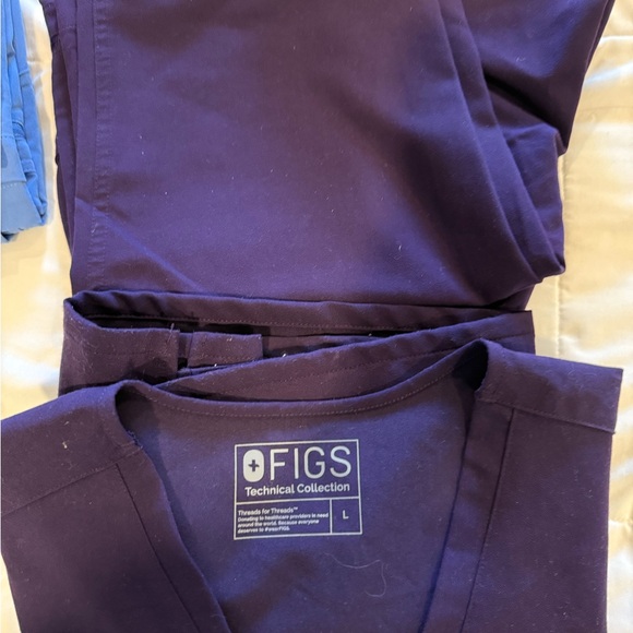 Figs V-Neck Set - Picture 8 of 9